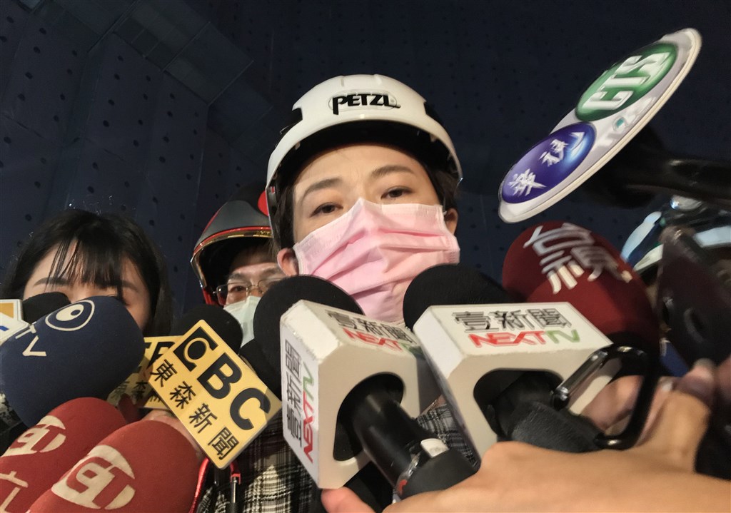位於台北市八德路上的京華城工地20日下午發生坍塌意外,造成邱姓工人遭活埋,台北市副市長黃珊珊(中)晚間7時許抵達現場了解狀況,受訪時強調已勒令工地停工,在未達到工地安全防護前絕對不可施工。中央社記者劉建邦攝 109年6月20日