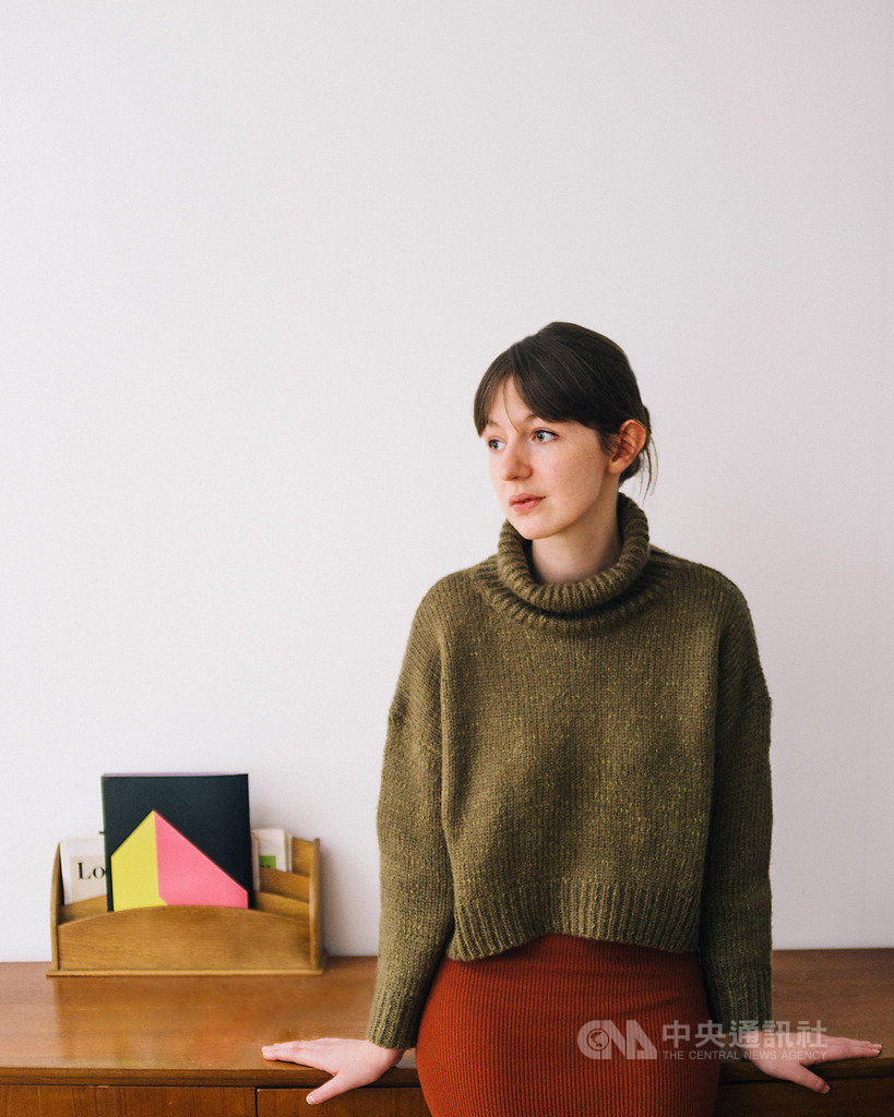 愛爾蘭作家莎莉魯尼(Sally Rooney)小說「正常人」繁體中文版將推出,時報出版表示,莎莉魯尼以簡潔洗練、刻意白描的筆法,佐以她對於階級、社會現實潛規則角度,精準描寫角色感情與社交關係,在年輕世代引起巨大迴響。(時報出版提供)中央社記者陳秉弘傳真 109年6月20日