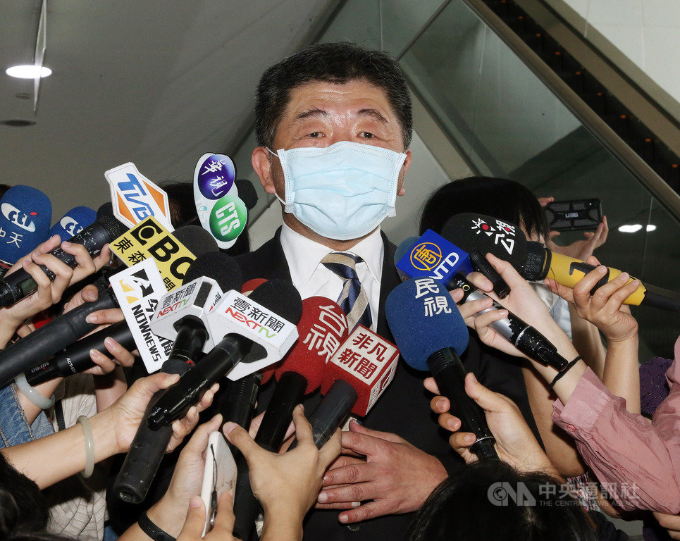 健保差額給付醫材爭議延燒多日,引發醫界反彈聲浪,外界也好奇衛福部長陳時中是否因此被醫界拉下神壇。陳時中20日對此僅笑說,他「本來就沒在上面」。中央社記者郭日曉攝 109年6月20日
