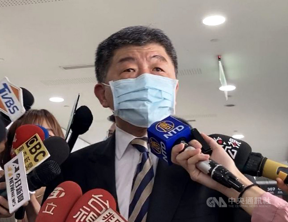 健保差額給付醫材爭議延燒,外界認為高人氣的衛福部長陳時中恐因此被拉下神壇。陳時中20日受訪時僅笑笑表示,他「本來就沒在上面」。中央社記者張茗喧攝 109年6月20日