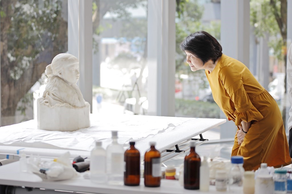 林曼麗20年前就見過〈少女胸像〉,當時的悸動至今印象仍很鮮明。(圖片提供:北師美術館)