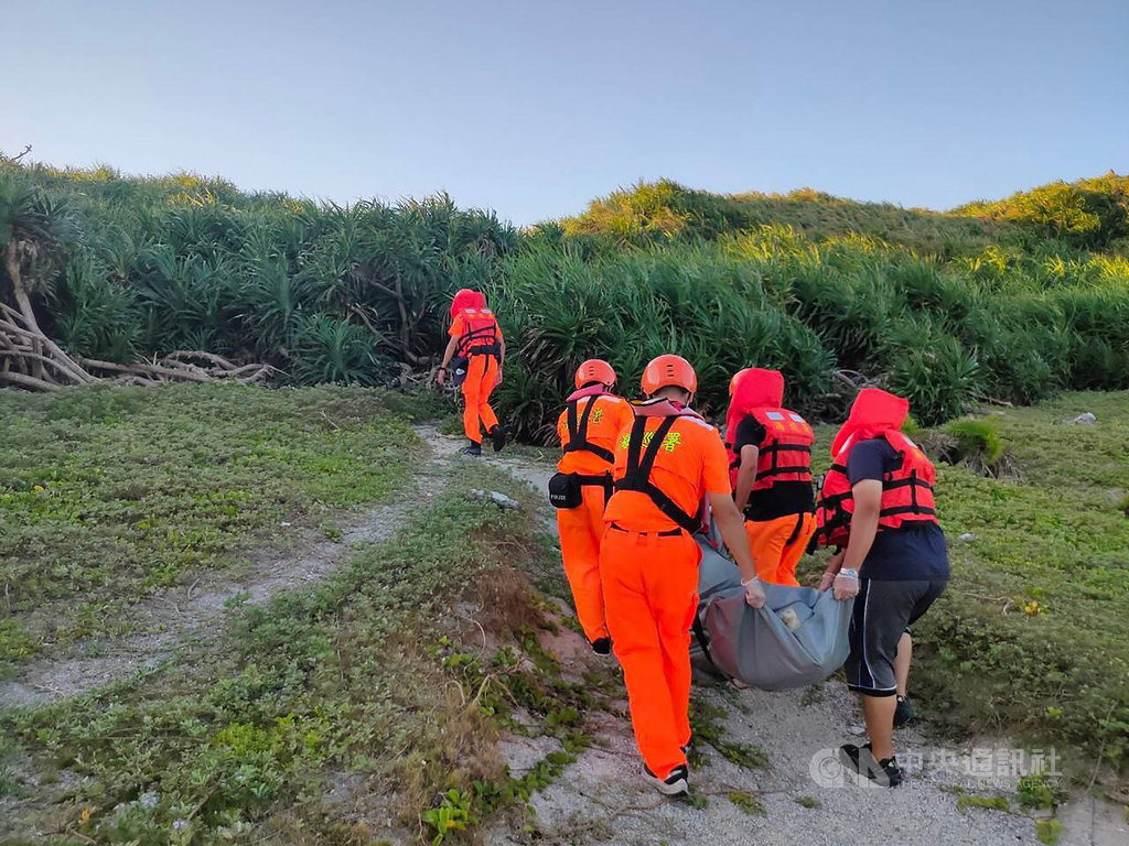 海巡署東部分署20日在綠島岸際發現1具屍體,21日上午經家屬至台東市立殯儀館指認,確認是小琉球失蹤的巫姓潛客,後續將由台東地檢署辦理相驗事宜。(海巡署東部分署提供)中央社記者李先鳳傳真 109年6月21日