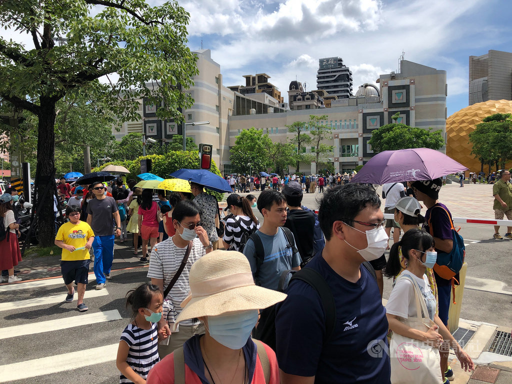 天文盛事日環食21日下午登場,台北市立天文館雖不在通過的環食帶上,仍湧入大批民眾排隊,搶看這難得天文景象。中央社記者王飛華攝 109年6月21日