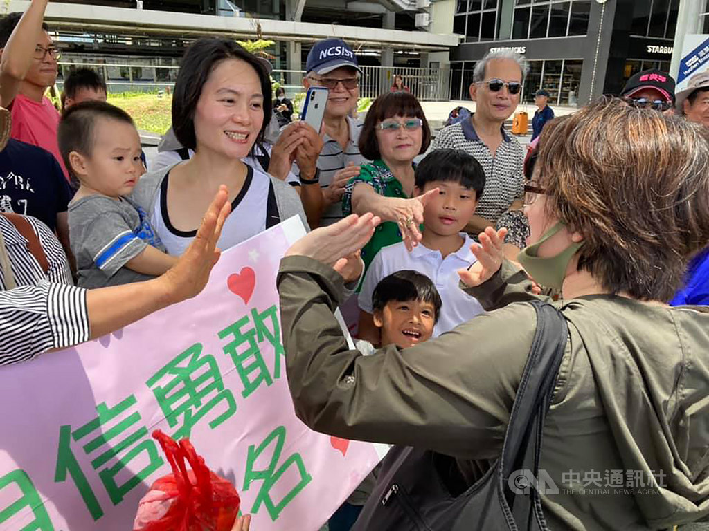 新任駐美代表蕭美琴(右)21日結束花蓮住所事務,中午準備搭火車北上時,許多支持者聞訊趕到火車站前送別蕭美琴,蕭美琴也感謝大家的溫暖與祝福。(民眾提供)中央社記者李先鳳傳真 109年6月21日