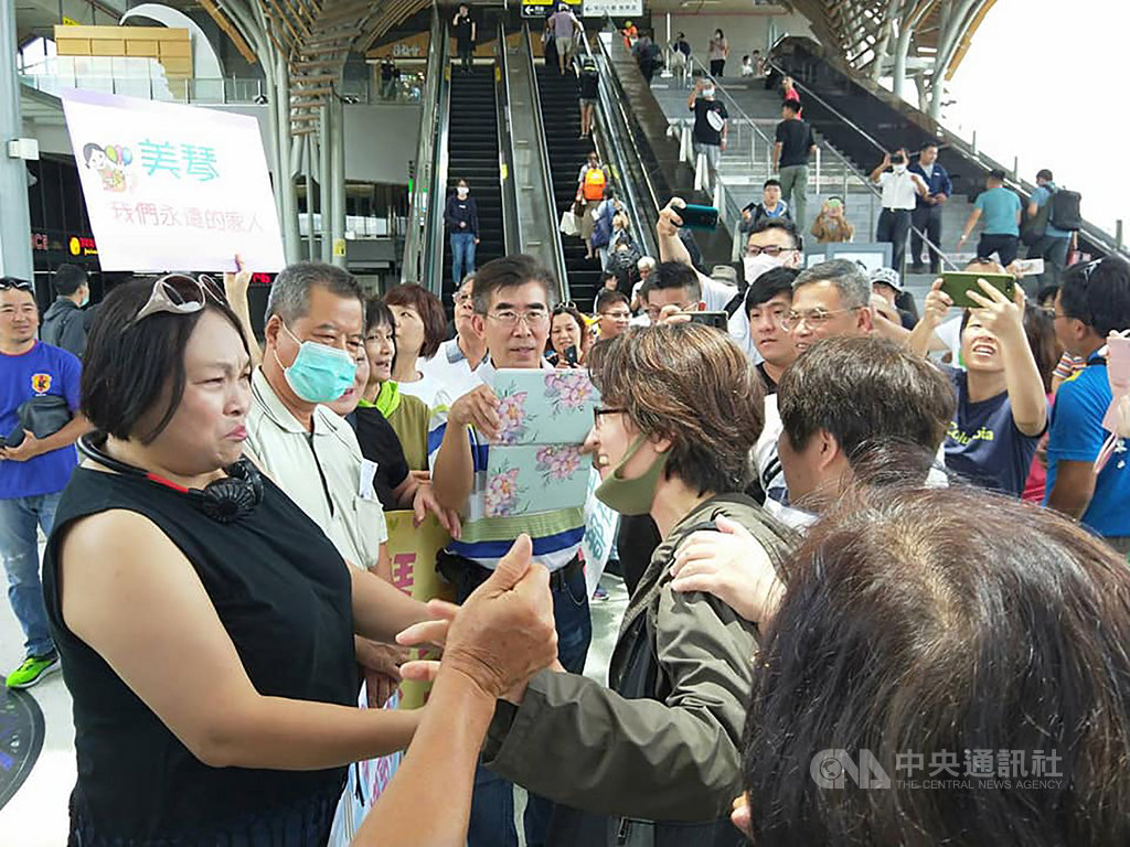 新任駐美代表蕭美琴(前右)21日結束花蓮住所事務,中午準備搭火車北上時,許多支持者聞訊趕到火車站前送別蕭美琴。(民眾提供)中央社記者李先鳳傳真 109年6月21日