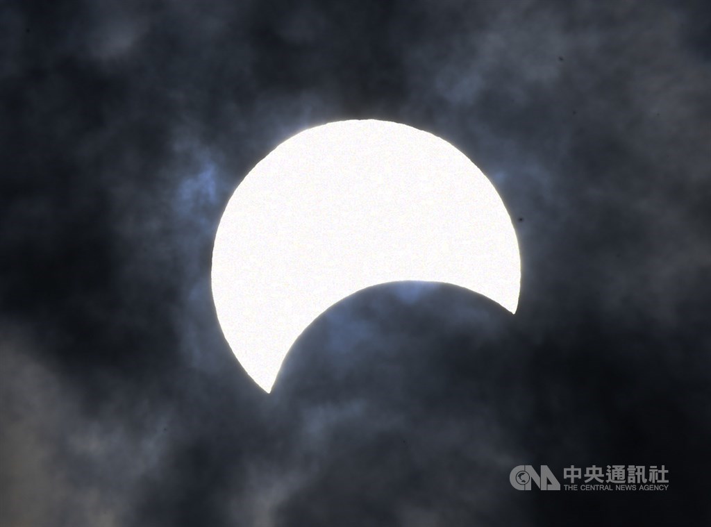 難得一見的日環食天文現象21日下午登場，台灣本島下午2時48分起陸續進入日食可見範圍內。圖為台北天空可見的日環食初虧現象。中央社記者施宗暉攝　109年6月21日
