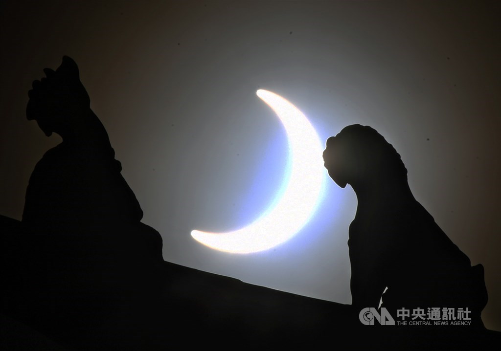 難得一見的日環食天文現象21日下午登場，台灣本島下午2時48分起陸續進入日食可見範圍內，台北市則可見日偏食。圖為台北中正紀念堂天空可見食甚現象。中央社記者施宗暉攝　109年6月21日