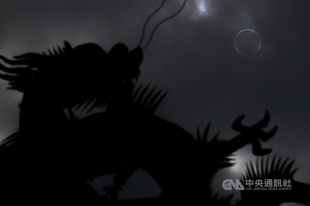 難得一見的天文奇景日環食21日登場，台灣本島下午2時48分起陸續進入日食可見範圍內，日環食發生時天色暗下，僅太陽邊緣可見一圈光環。中央社記者王騰毅攝　109年6月21日