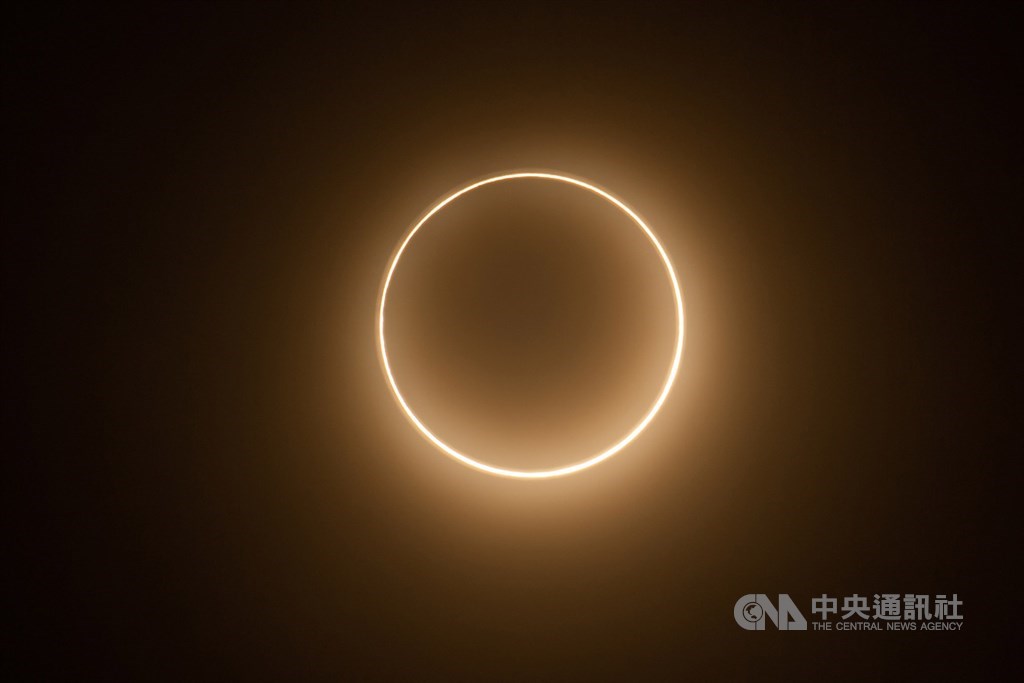 有「上帝的戒指」之稱的日環食21日下午登場，這次的環食帶橫跨台灣本島，嘉義等10縣市可見1秒至近60秒的環食現象。中央社記者林俊耀攝　109年6月21日