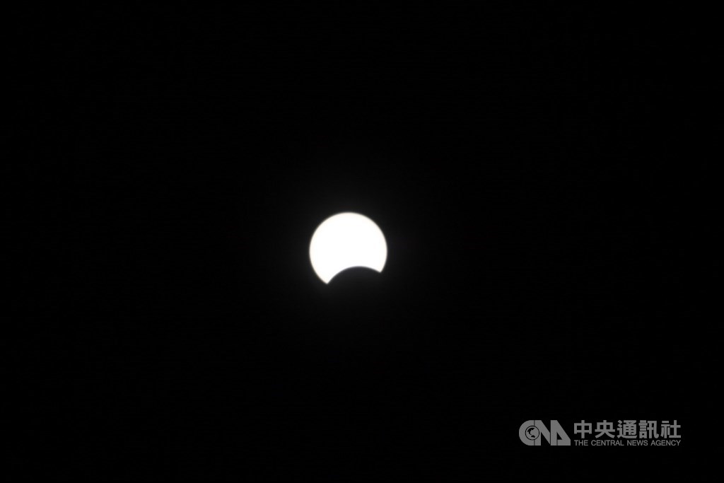 難得一見的天文現象日環食21日下午登場，台灣本島下午2時48分起陸續進入日食可見範圍內，錯過將再等195年。中央社記者王飛華攝　109年6月21日
