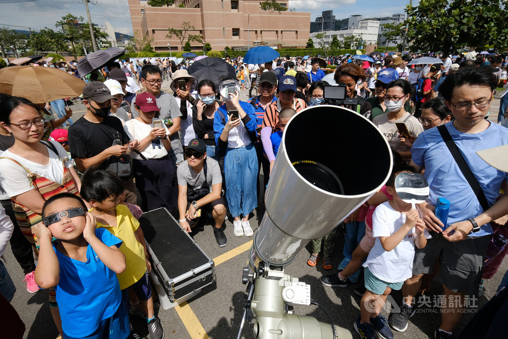 天文盛事日環食21日下午登場,台北市立天文館湧入大批民眾搶看這難得天文景象。中央社記者王飛華攝 109年6月21日