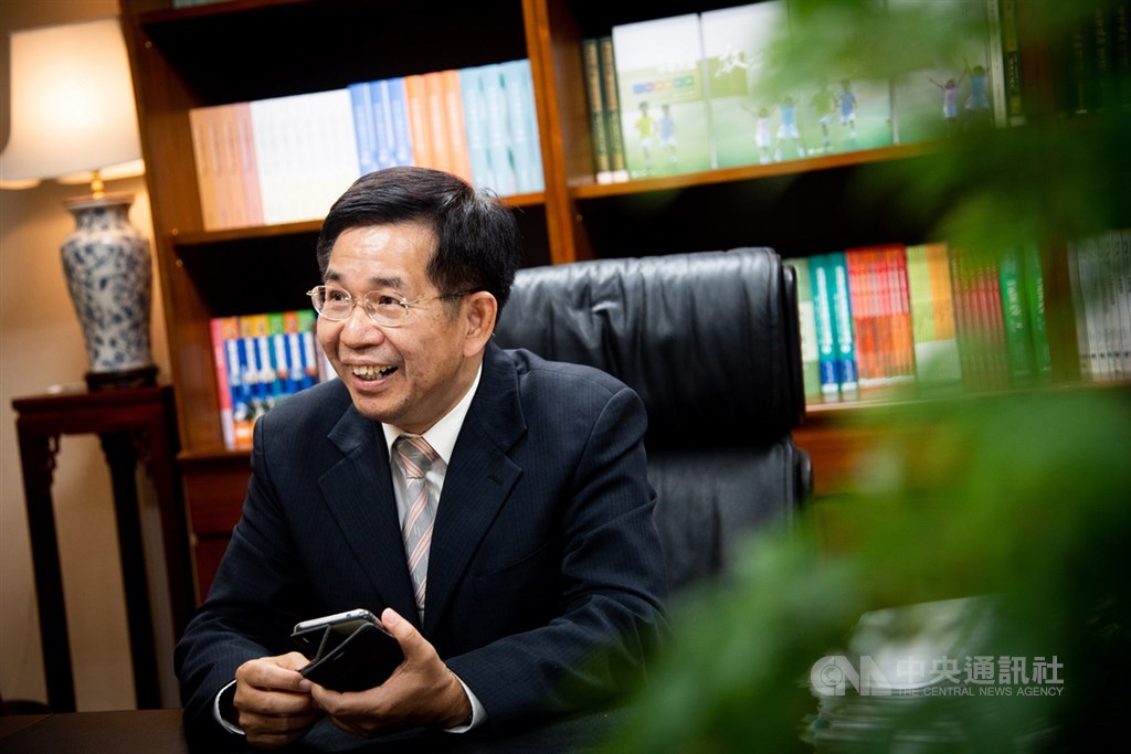 教育部的「雅婷」新媒體團隊,在性別平等、霸凌議題打出漂亮的宣傳戰,教育部長潘文忠鼓勵新媒體團隊盡量發揮創意,他說,政府部門長期累積的文化,就是希望安全、不引發爭議,但這也是最大的限制。中央社記者林俊耀攝 109年6月21日