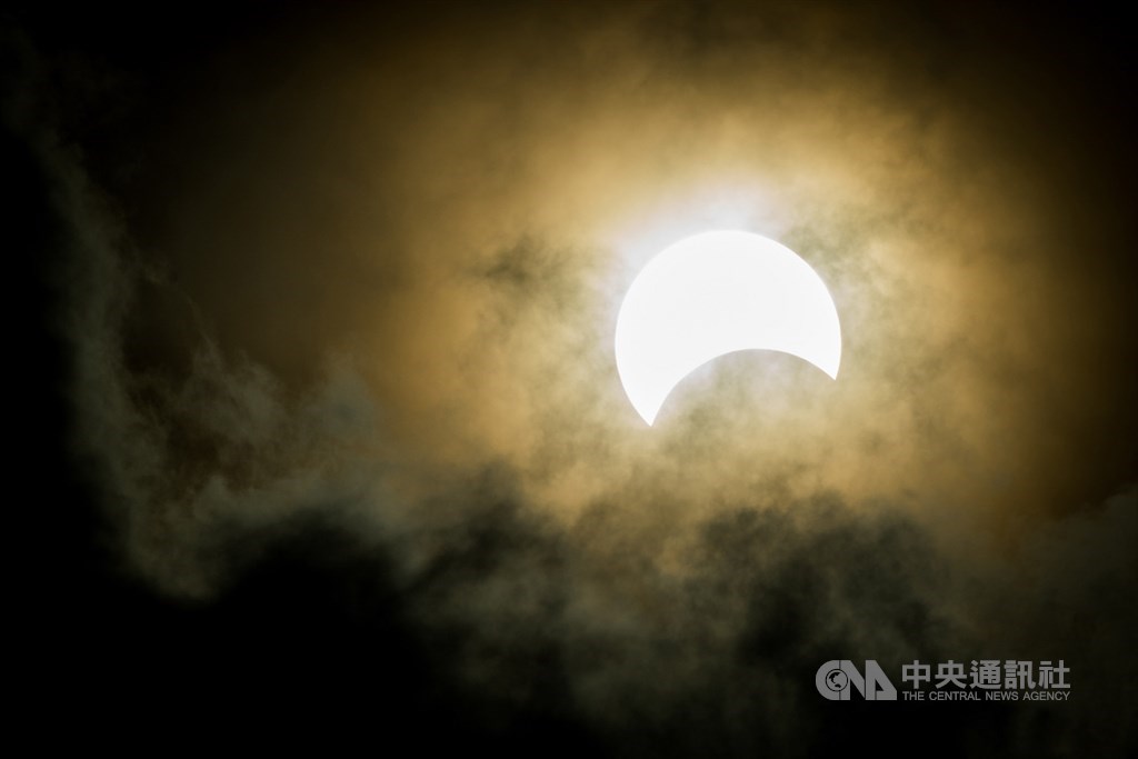 難得一見的天文奇景日環食21日下午登場,嘉義等10縣市陸續出現美景。中央社記者林俊耀攝 109年6月21日