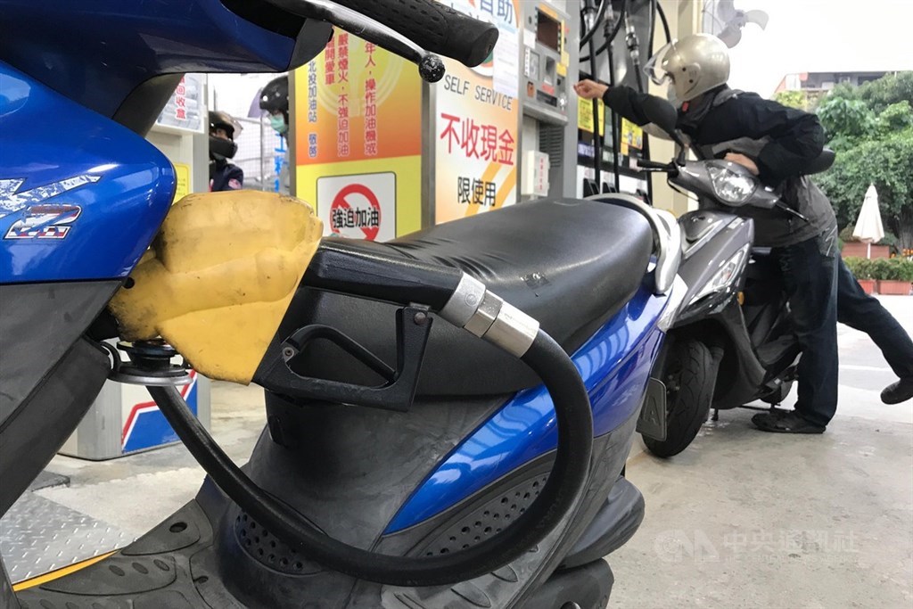 台灣中油公司表示,22日凌晨零時起,汽、柴油價格每公升各調漲新台幣0.3元。(中央社檔案照片)