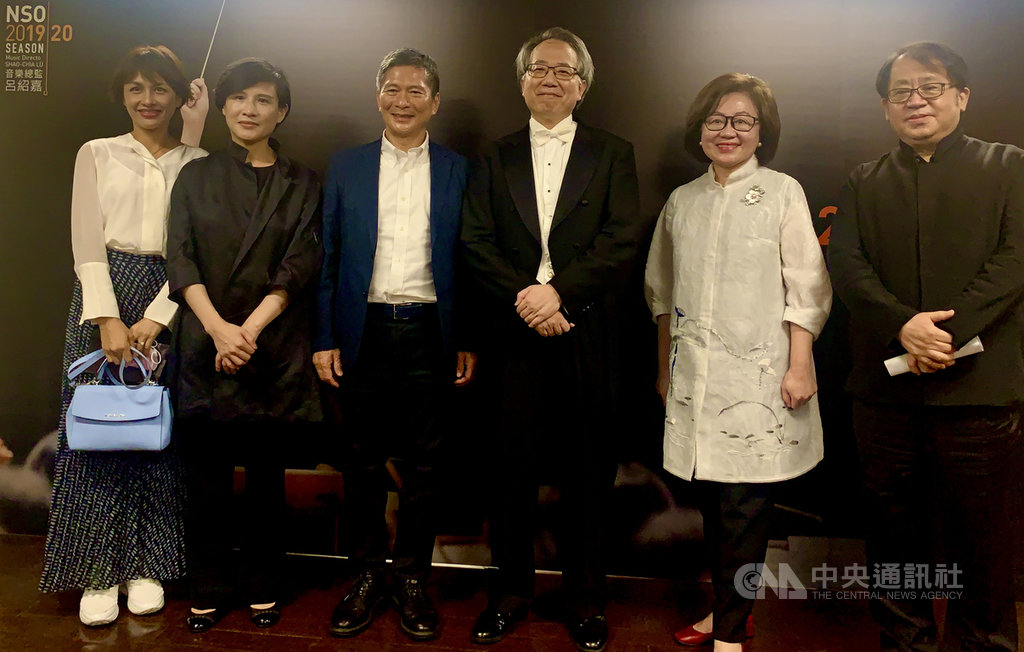 NSO國家交響樂團音樂總監呂紹嘉(右3)任內最後一場交響樂音樂會,20日在國家音樂廳舉行,文化部長李永得(左3)、邱議瑩(左)夫婦、前文化部長鄭麗君(左2)、公廣集團董事長陳郁秀(右2)與國家表演藝術中心董事長朱宗慶(右)都到場聆賞。中央社記者趙靜瑜攝 109年6月21日
