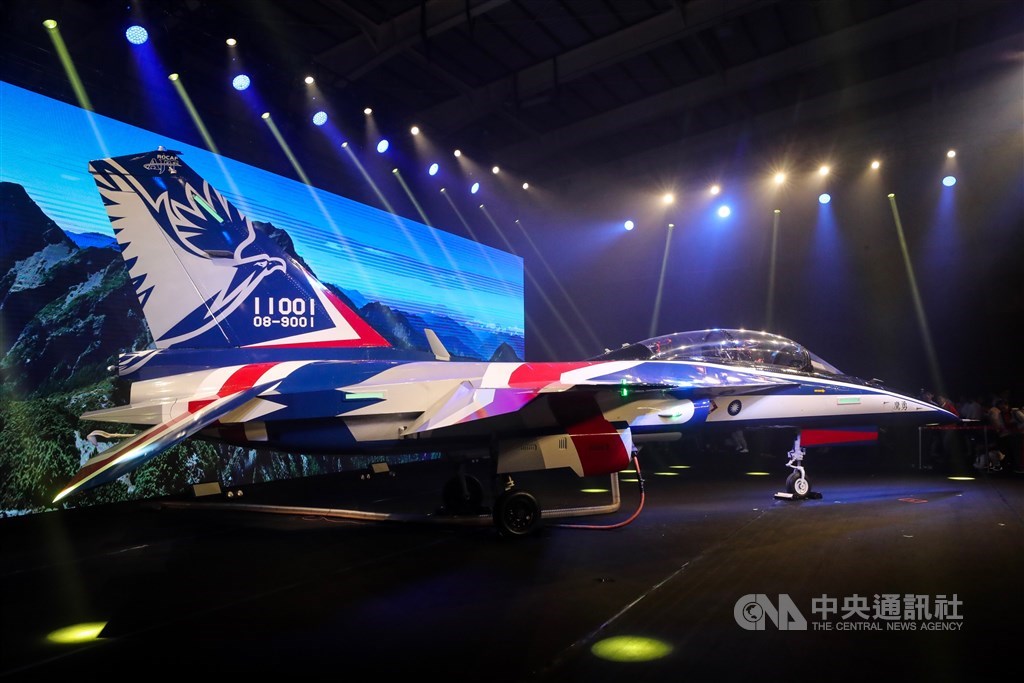 國機國造、首架AJT(Advanced Jet Trainer)新式高教機2019年9月24日在台中漢翔公司正式出廠,並定名為「勇鷹」,以紅白藍的飛機塗裝首度亮相,未來將取代AT-3教練機及F-5部訓機。(中央社檔案照片)