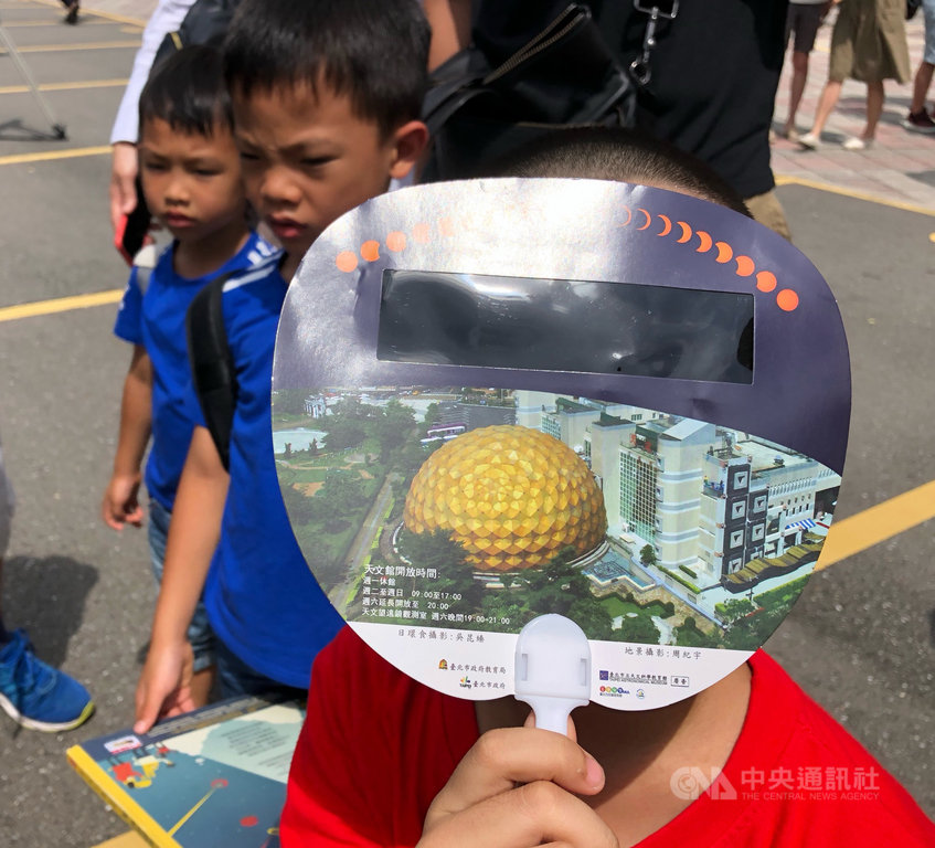 天文盛事日環食21日下午將登場,台北市立天文館湧入大批民眾排隊領觀測扇,搶看天文奇景。中央社記者王飛華攝 109年6月21日