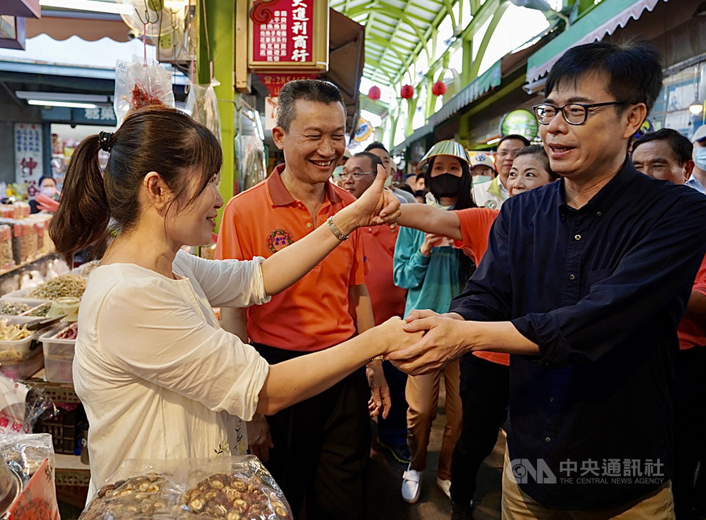 民進黨高雄市長補選參選人陳其邁(右)22日下午走訪三鳳中街商圈,陳其邁挨家挨戶拜訪店家,與民眾握手致意。中央社記者董俊志攝 109年6月22日