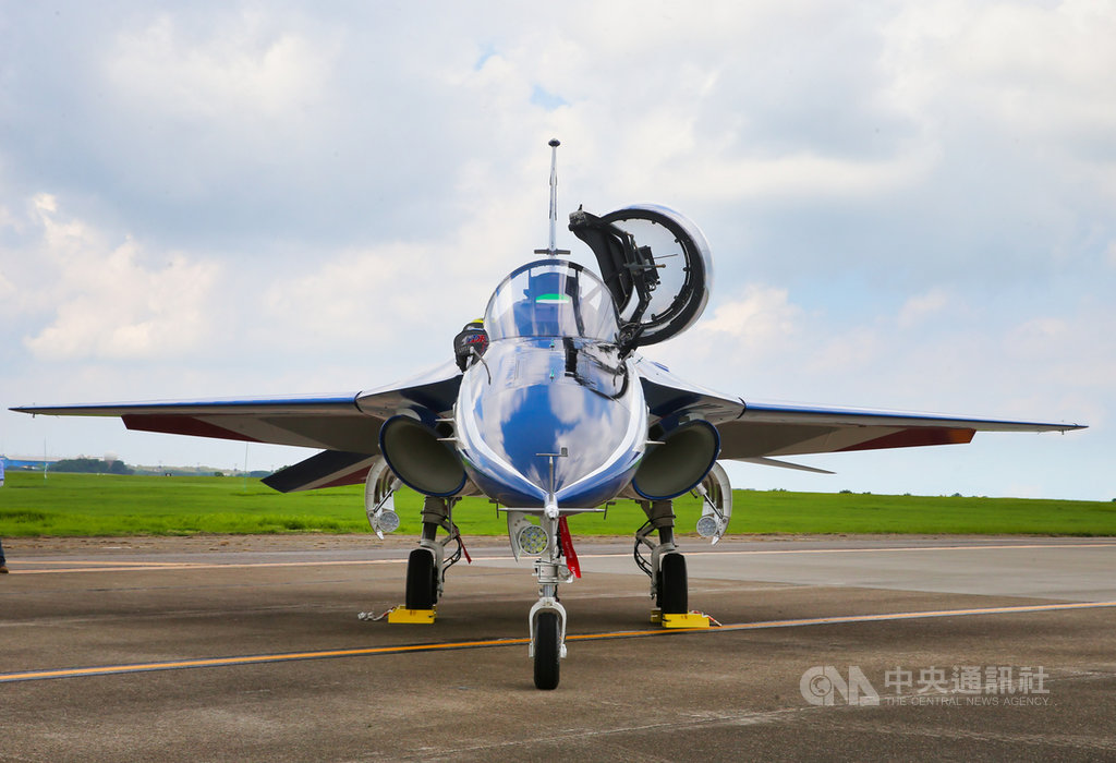 國機國造、首架勇鷹新式高教機22日上午在台中清泉崗舉辦正式首飛典禮,並做靜態展示。中央社記者謝佳璋攝 109年6月22日