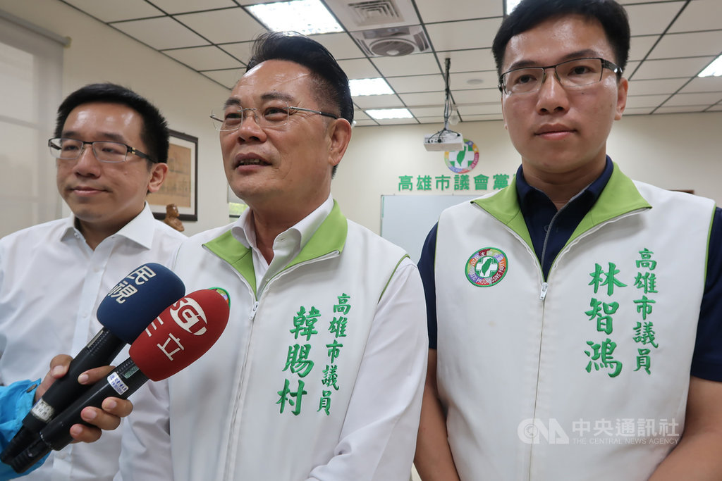 高雄市議長許崑源驟逝,遺缺將進行補選。高雄市議會民進黨團總召韓賜村(中)22日表示,黨團受理參選登記,會推出黨的參選人並爭取勝選。中央社記者王淑芬攝 109年6月22日
