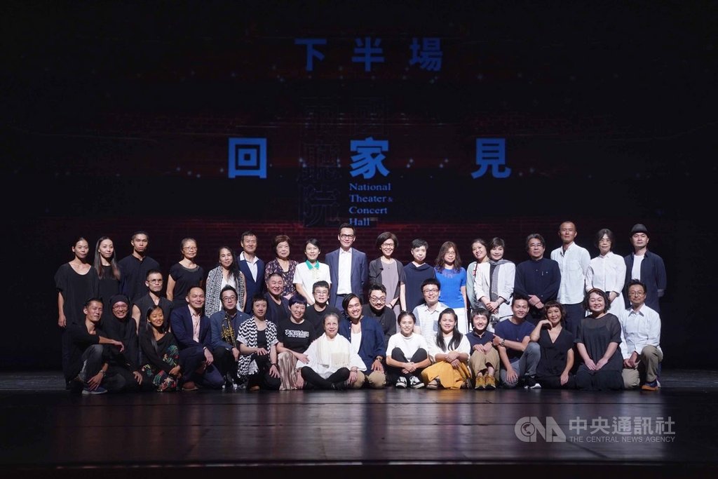 國家兩廳院22日在國家戲劇院舉行「下半場,回家見」記者會,兩廳院藝術總監劉怡汝(後右9)與多個表演團體代表、企業贊助代表,邀請民眾下半年疫情稍緩之際,進場觀賞文藝演出。中央社記者徐肇昌攝 109年6月22日
