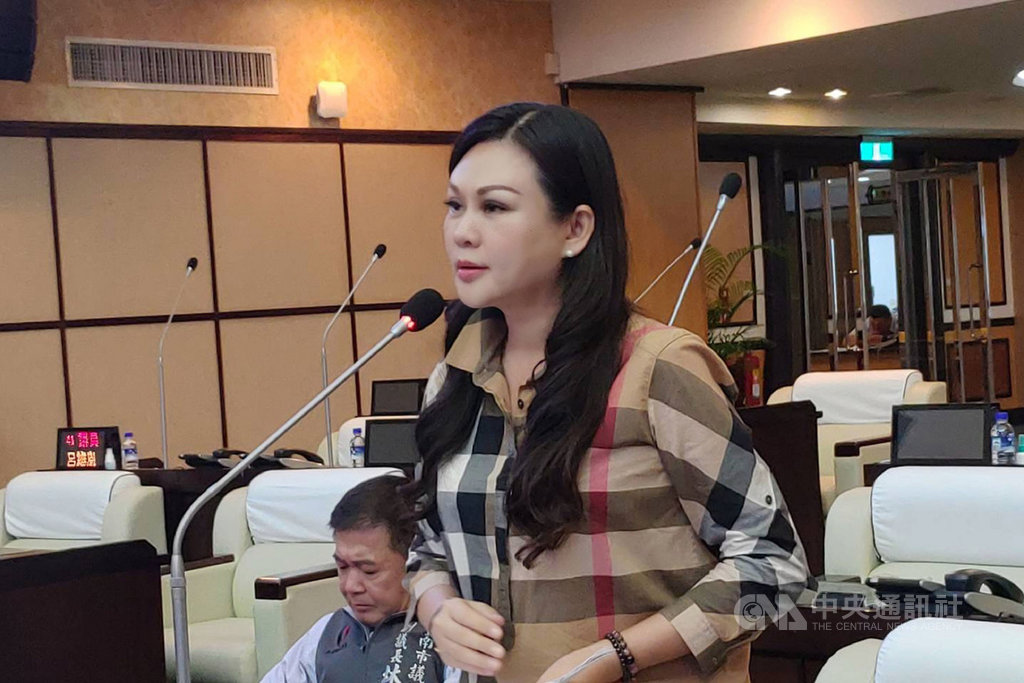 台南市議員林燕祝(前)22日在議會質詢時表示,台南市一所國中的2名男性教練涉嫌利用職權性侵住宿的男學生,目前已知有多名學生受害。(林燕祝服務處提供)中央社記者楊思瑞台南傳真 109年6月22日