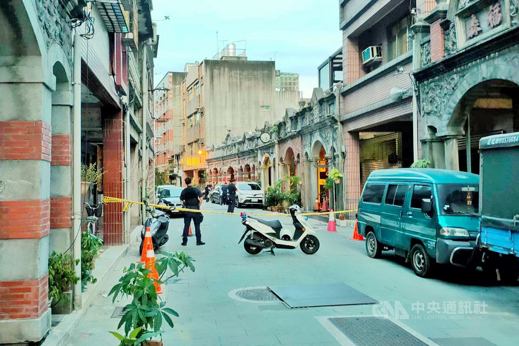 桃園市大溪老街21日傍晚傳出槍響,23歲陳姓男子前往39歲劉姓被害人住處附近埋伏,趁劉男外出時,持改造手槍朝被害人身體右側連開10槍後逃逸,所幸被害人送醫後暫無生命危險,陳男也於事發後1小時在桃園區投案。(桃園市警局大溪分局提供)中央社記者吳睿騏桃園傳真 109年6月22日