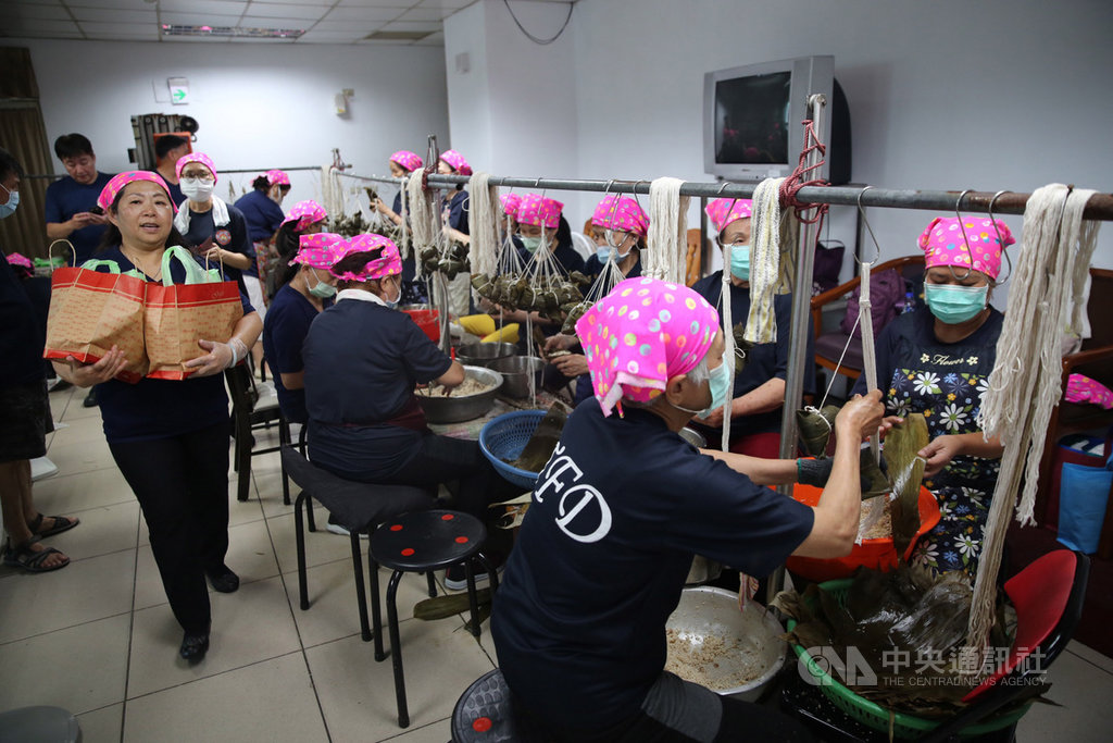 端午節將至,台北市消防局22日指出,為體恤打火兄弟辛勞,台北市消防協會特別動員志工包7000顆愛心粽慰問消防隊員,希望讓一線同仁感受到節慶溫馨氛圍。(北市消防協會提供)中央社記者侯文婷傳真 109年6月22日