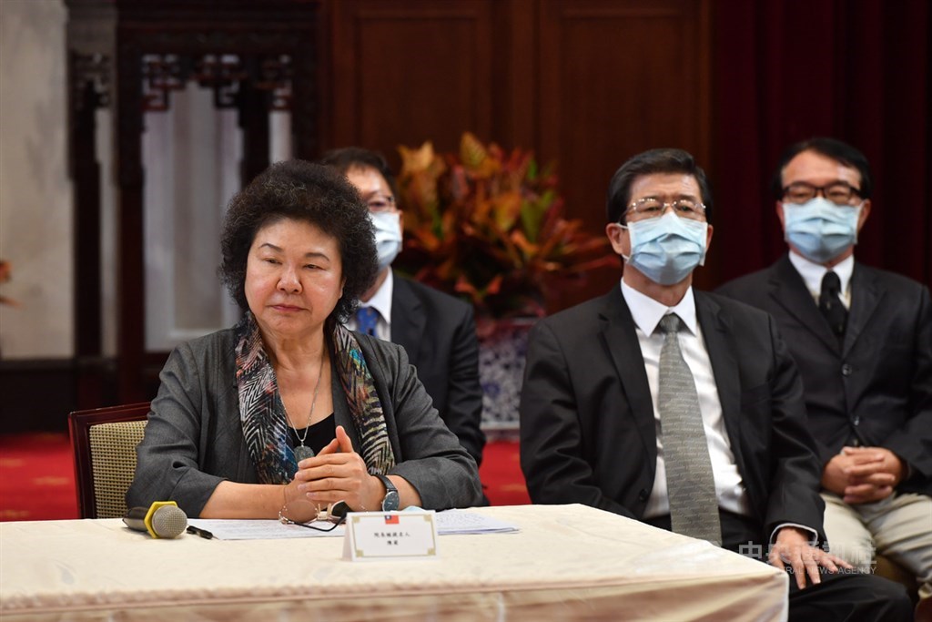 總統府22日下午舉行監察院第6屆監察委員提名記者會,宣布由前總統府秘書長陳菊(前)出任監察院長兼第一屆國家人權委員會主任委員,陳菊表示,監察院必須超越黨派,因此她將辭去所有政黨職務,退出政黨。中央社記者林俊耀攝 109年6月22日