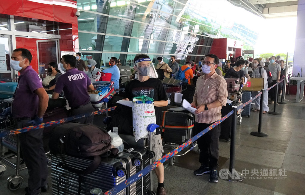 在駐印度代表處協助下,24名在印度工作和旅遊的台灣人21日深夜搭印度航空飛往東京,再轉機回台。由於旅客眾多,排隊者無法維持社交距離。中央社記者康世人新德里攝 109年6月22日