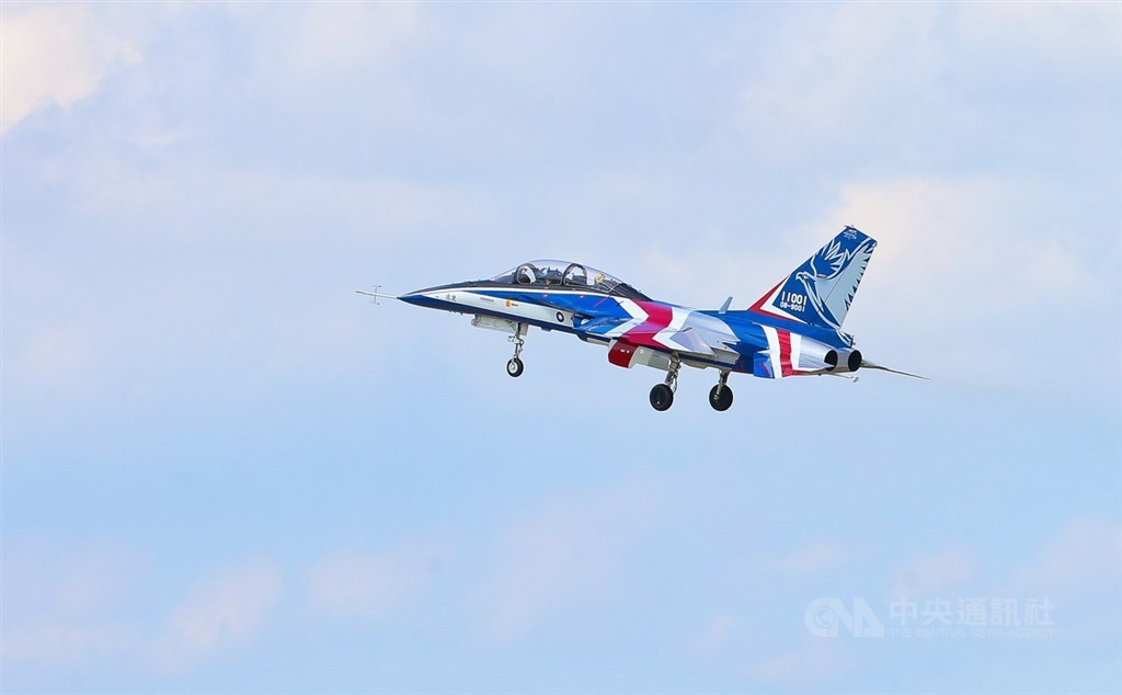 首架勇鷹新式高教機22日上午在台中清泉崗機場正式首飛，以紅白藍的飛機塗裝亮相，展現國防自主決心。中央社記者謝佳璋攝 109年6月22日