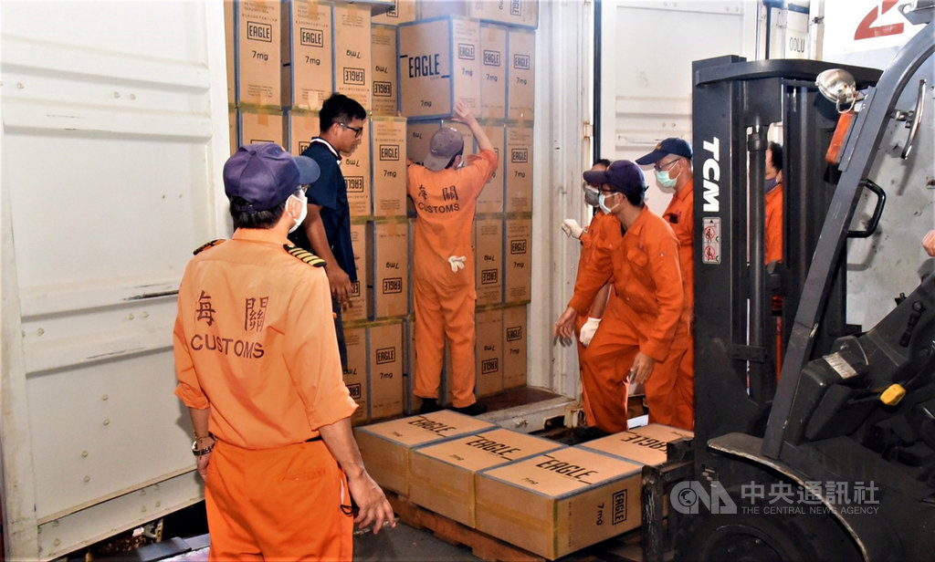 財政部關務署高雄關端午節前加強緝私,22日在一只轉口貨櫃查獲滿櫃的未稅菸品,初步清點約50萬包,市值約新台幣3000萬元,依法查扣處理。(高雄關提供)中央社記者陳朝福傳真 109年6月22日