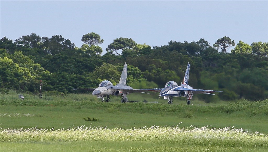 首架勇鷹新式高教機（右）和同樣是國造的經國號IDF戰機（左），22日上午在台中清泉崗機場跑道待命準備起飛。中央社記者謝佳璋攝 109年6月22日