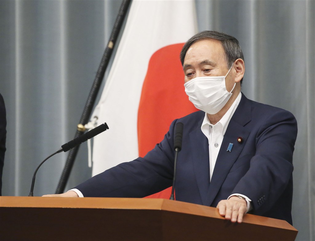 日本石垣市議會22日通過將釣魚台地籍更名為「登野城尖閣」議案。對此,日本政府發言人、內閣官房長官菅義偉表示,這是地方市町村議會的事,政府不應發表評論。(共同社提供)