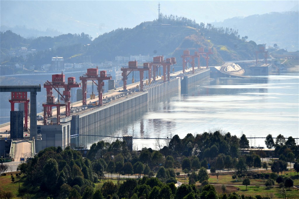 中國長江流域進入主汛期,三峽大壩(圖)上游繼重慶發生80年以來最強洪峰後,四川省也出現洪水警戒。(檔案照片/中新社提供)