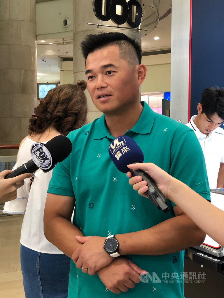 中華職棒富邦悍將隊胡金龍(圖)除了棒球外,也熱衷高爾夫球,談到最想和哪位高球選手打球,他不加思索、馬上回答老虎伍茲。中央社記者黃巧雯攝 109年6月22日