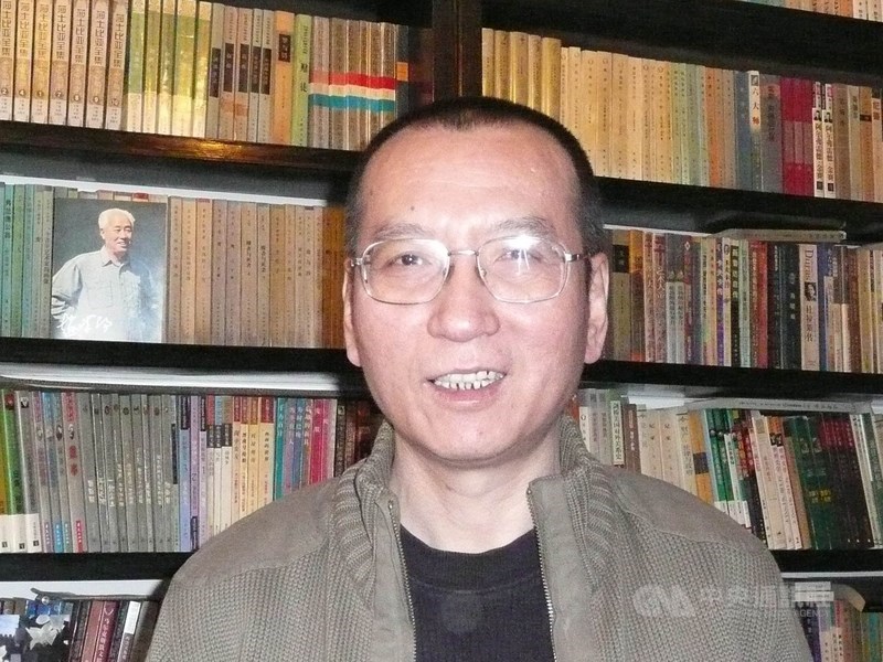 德國人權牧師庫納21日在中國駐德大使館門前發起一場12小時的朗誦會,藉此紀念已故中國人權運動家劉曉波(圖)。(中央社檔案照片)