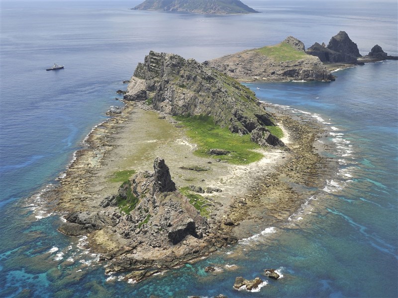 日本沖繩縣石垣市政府22日通過將釣魚台列嶼(圖)所在行政區域名稱變更為「登野城尖閣」。(檔案照片/共同社提供)