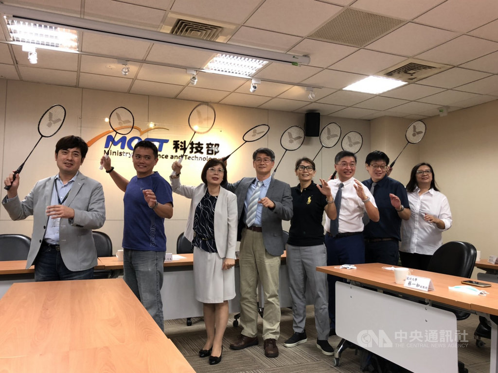 科技部23日發布學術成果記者會,透過智聯網羽球拍,幫助羽球選手分析揮拍軌跡與步法。圖從左到右為科技部人文司司長林明仁、勝利體育台灣行銷業務處副協理柯泓全、新豐高中校長陳惠珍、成大體育健康與休閒研究所特聘教授蔡佳良、新豐高中學務主任兼教練李宜勳、成大人工智能數位轉型研究中心執行長兼主任王振興、逢甲大學自動控制工程學系副教授許煜亮與成大物治系副教授蔡一如。中央社記者蘇思云攝 109年6月23日