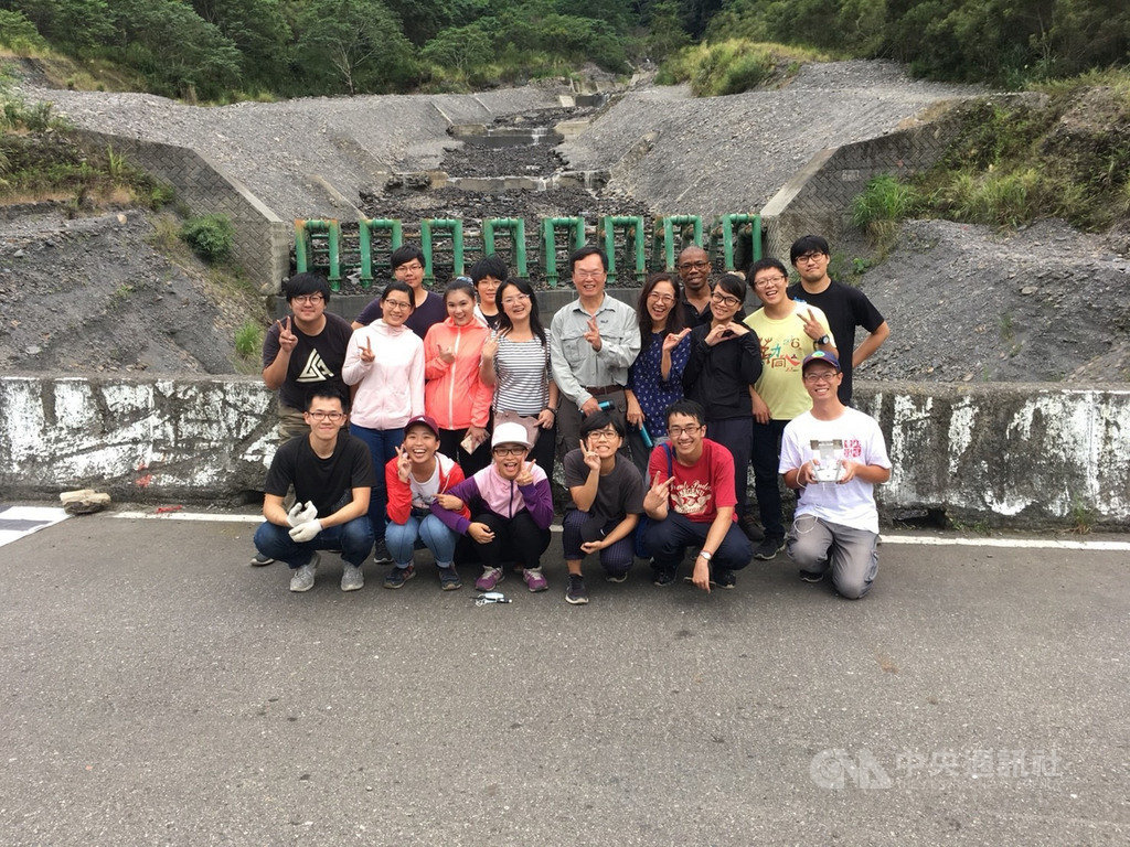 中興大學水土保持學系特聘教授陳樹群(2排左5)對於傳統防砂壩危害生態無法視若無睹,發明「可調柵欄式防砂壩」,可拆解重組又不會危害生態,宛若會呼吸的防砂壩。(河相暨溪流工程研究室提供)中央社記者楊淑閔傳真 109年6月23日