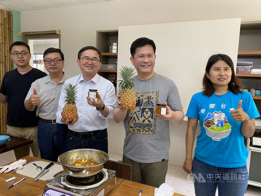 交通部長林佳龍(右2)23日到台東親自體驗DIY鳳梨醬及採鳳梨時表示,安心旅遊原本編列的新台幣39億元經費恐將不足,因此在紓困3.0的部分將加碼編列20億元在安心旅遊補助上。中央社記者余曉涵攝 109年6月23日