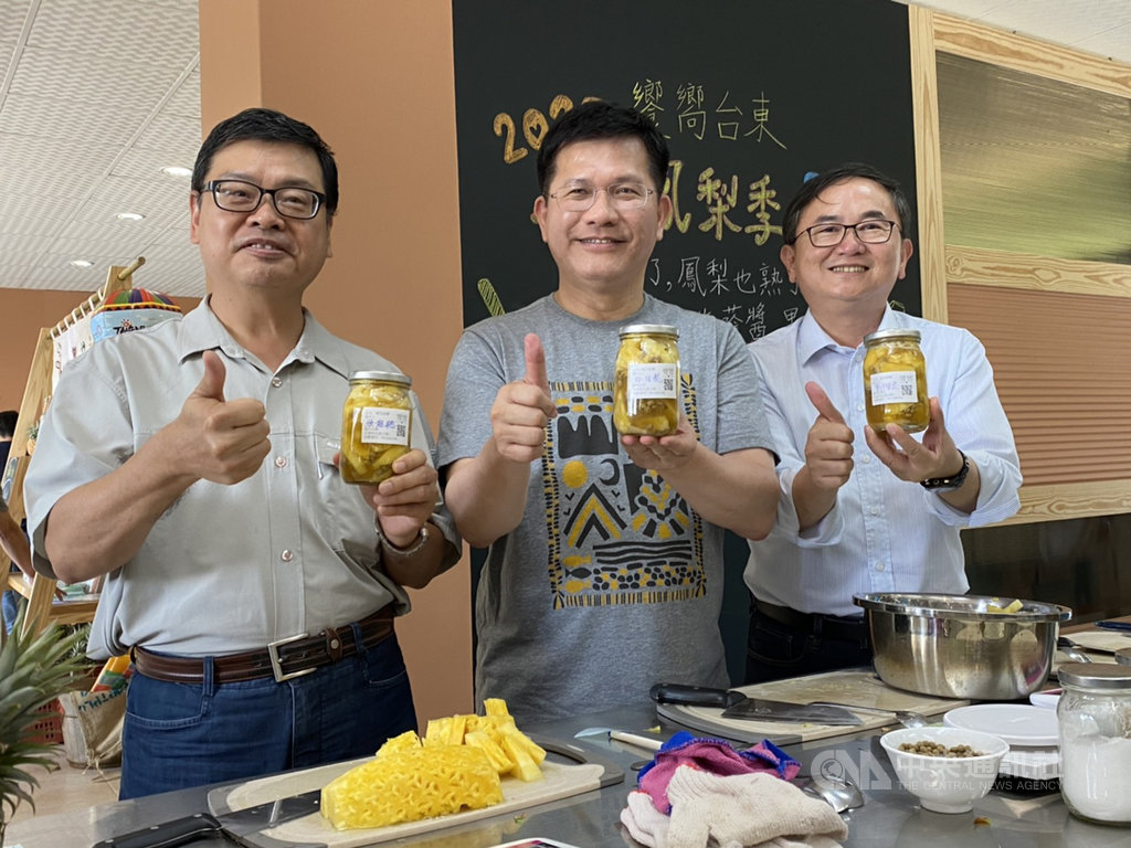 交通部長林佳龍(中)23日到台東,在交通部觀光局長張錫聰(左)及民進黨立委劉櫂豪(右)陪同下,體驗製作鳳梨醬。中央社記者余曉涵攝 109年6月23日