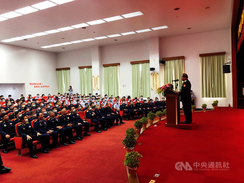 海洋委員會海巡署23日舉行7月定期晉任陞任布達暨授階典禮,共有61人接受授階暨頒授肩章禮盒,海巡署也全程做好防疫措施。(海巡署提供)中央社記者黃麗芸傳真 109年6月23日