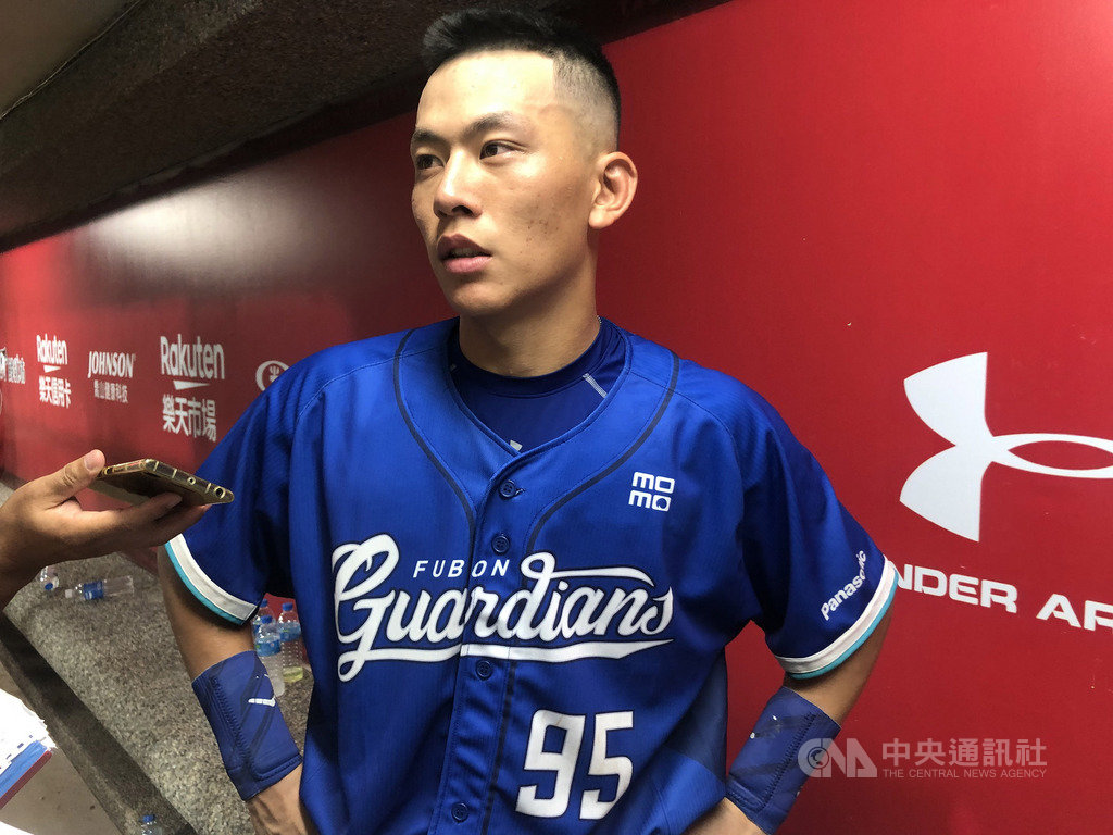 中職富邦悍將隊捕手戴培峰(圖)23日與洋投羅力投捕搭檔迎戰樂天桃猿隊,攻守有表現,單場3支二壘打貢獻3分打點,幫助球隊奪勝。中央社記者謝靜雯攝 109年6月23日