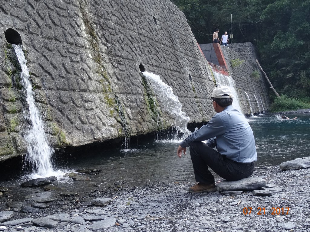 中興大學水土保持學系特聘教授陳樹群首創可隨土砂量拆組、宛若會呼吸的防砂壩,兼顧防災與生態。(陳樹群提供)中央社記者楊淑閔傳真 109年6月23日