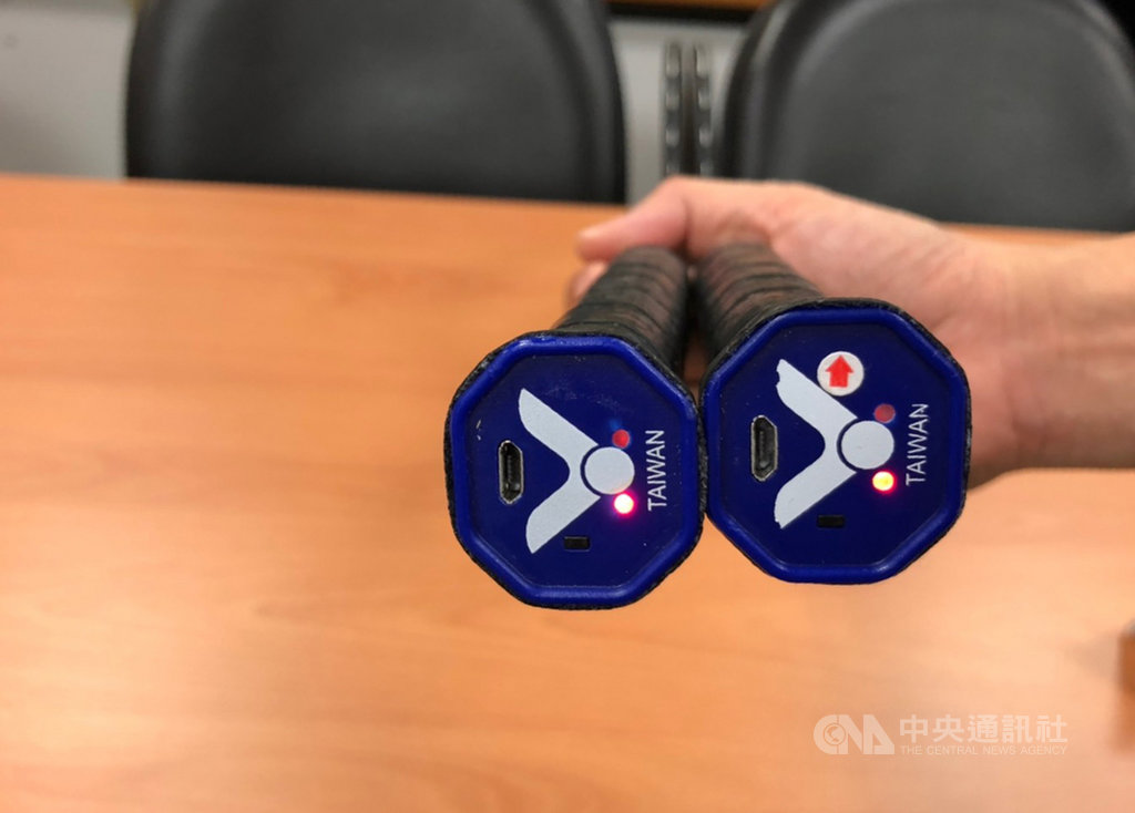 科技部23日發布學術成果記者會,研發團隊也跟全球第二大羽球運動品牌勝利體育簽訂合作備忘錄,勝利也成功將智聯網羽球拍感測模組整合進其高階球拍系列產品,紅燈顯示為已經與雲端連線,一次充電目前可使用2到3小時。中央社記者蘇思云攝 109年6月23日