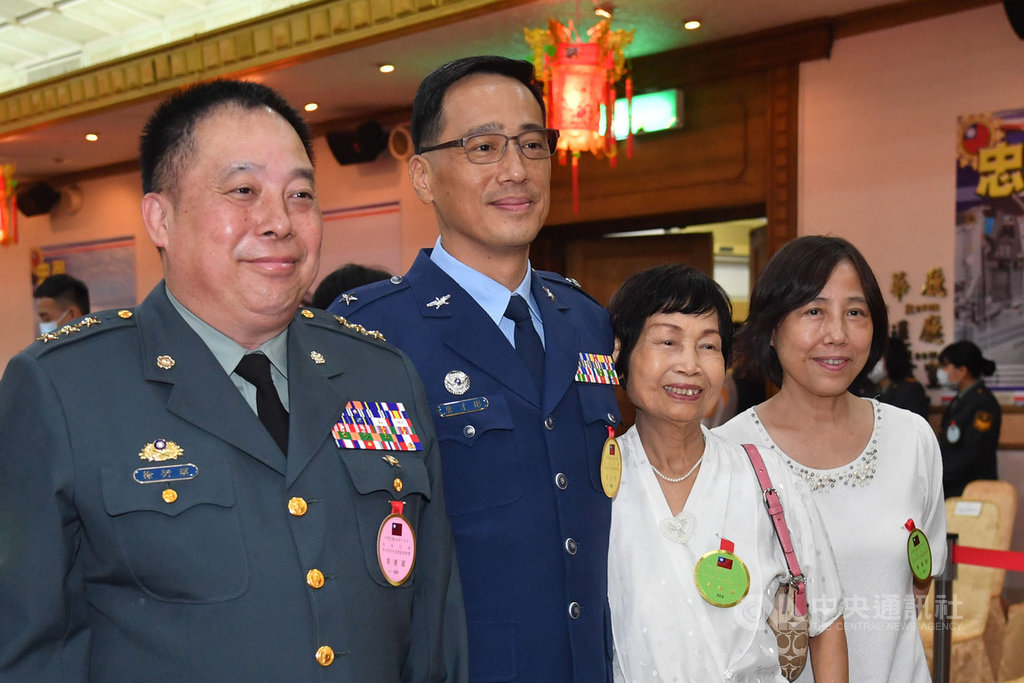 「109年下半年陸海空軍將官晉任布達暨授階典禮」23日上午在三軍軍官俱樂部舉行,晉任少將人員包括空軍作戰指揮部主任唐才彬(左2)。中央社記者林俊耀攝 109年6月23日