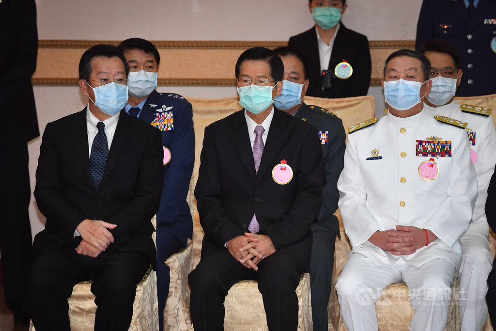 「109年下半年陸海空軍將官晉任布達暨授階典禮」23日上午在三軍軍官俱樂部舉行,國安會祕書長顧立雄(前左起)、國防部長嚴德發、參謀總長黃曙光等人出席。中央社記者林俊耀攝 109年6月23日