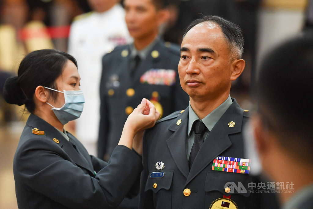 國防部23日舉行「109年下半年陸海空軍將官晉任布達暨授階典禮」,國安會的局本部祕書處顏大任(右)晉升少將。中央社記者林俊耀攝 109年6月23日