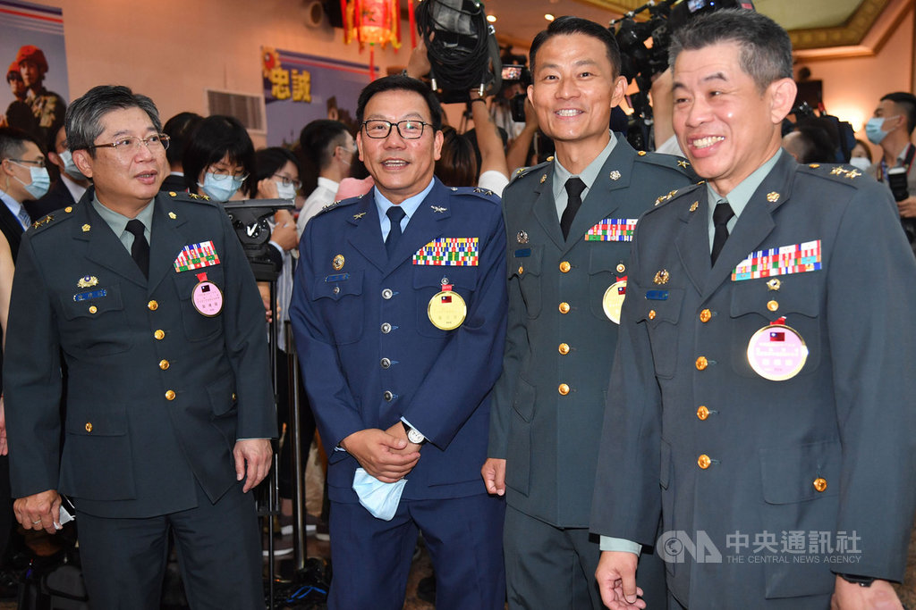 國防部23日舉行「109年下半年陸海空軍將官晉任布達暨授階典禮」,國防部法律司司長沈世偉(前左2)晉任中將。中央社記者林俊耀攝 109年6月23日